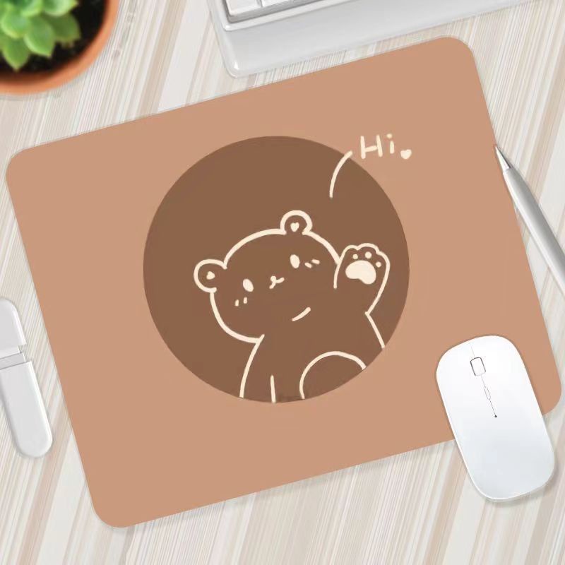 แผ่นรองเมาส์ กันลื่น ลายหมีน่ารัก ขนาดเล็ก แบบพกพา สําหรับทํางาน และเรียน